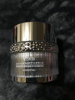 我的天呐，这个颜值比直播间看着厉害多了！盖子和底部透亮得可以当镜子，打开更是无法言喻，连个盖子都做得这么精致～送的护手霜套盒更是拿来送人都很高大上的感觉。爱死了。今晚宠幸它😄