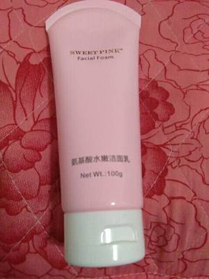 性价比超好，颜值担当。
打开快递包裹就有一股淡淡的玫瑰香。
洗脸后不紧绷，全力推荐。