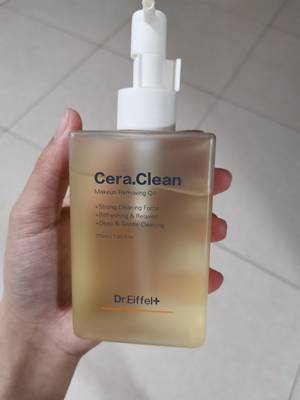 本人混油皮抱着试试的心态购买的，没想到用起来零压力，不油腻，第一次买卸妆油满意～日常妆轻松搞定，附加了有对比图嗷，第一张全脸带妆，第二张只卸了一边脸，就算不小心进到眼睛也不会疼，我每次都会弄到眼睛里😓但是正常洗完脸就好啦，丝毫不影响，不难受的。会回购哦，大爱女王😘