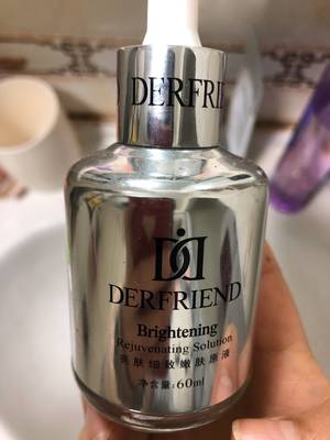 一瓶刚好一个月，买了两瓶，感觉还不错，希望坚持以后会有效果，也会继续回购，送了洗面奶和素颜霜，价格便宜每次就会多用一点不会舍不得😄