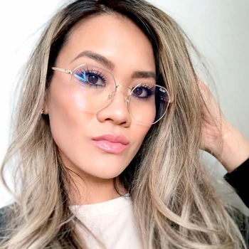 Model shot for frame - only visible on Desktop