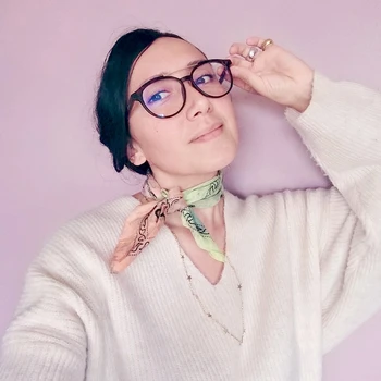 Model shot for frame - only visible on Desktop