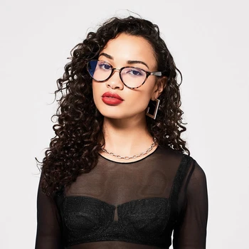 Model shot for frame - only visible on Desktop