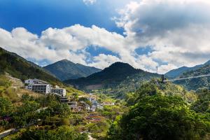 【典·生态】新兴2天＊天露山度假村品氧＊逛梅溪小镇＊金台山智慧公园或国恩寺祈福＊藏佛坑＊送机动游戏币＜含2正1早，无限次山水温泉＞